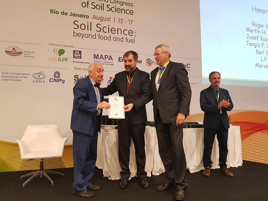 Dr. Tengiz Urushadze of Georgia receiving an award