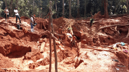 A scene from an artisanal mining sitein DRC. Photo Credit: Programme Intégré pour le
Développement du Peuple Pygmé (PIDP)